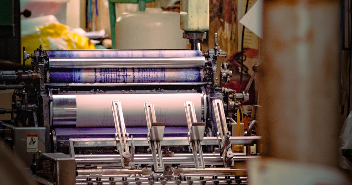 Presă tipografică industrială folosită pentru producția de materiale imprimate